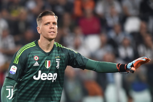 Thủ môn: Wojciech Szczesny. Thủ thành Ba Lan bắt chính cho Juventus trong ngày ra quân Champions League. Đáng tiếc Szczesny lại phải 2 lần vào lưới nhặt bóng khi Bianconeri đã dẫn Atletico Madrid 2-0.