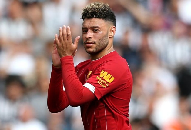 Hậu vệ phải: Alex Oxlade-Chamberlain. Cầu thủ đa năng người Anh góp mặt trên ghế dự bị ở thất bại 0-2 của Liverpool trước Napoli 2 ngày trước.