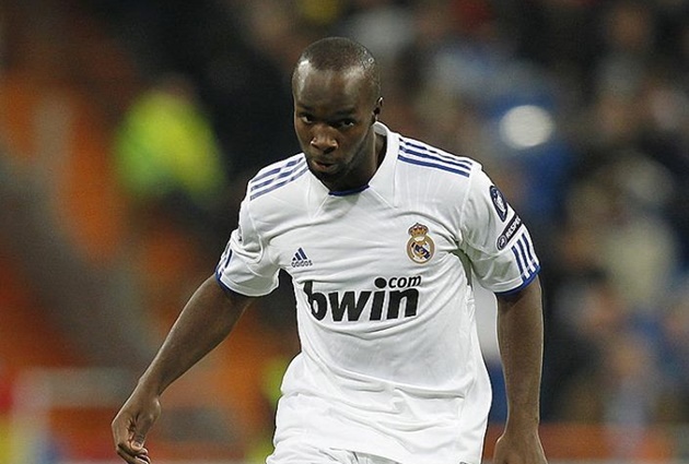 Được trao áo số 8 của Freddie Ljungberg, Lassana Diarra được HLV Wenger đánh giá rất cao ở sự đa năng. Ông thầy người Pháp rốt cuộc ưu tiên Mathieu Flamini và xếp Diarra đá hậu vệ phải, thay vì đảm nhận vai trò tiền vệ phòng ngự sở trường. Chỉ gắn bó với Pháo Thủ 5 tháng, Diarra sau đó lại vô địch La Liga với Real Madrid.
