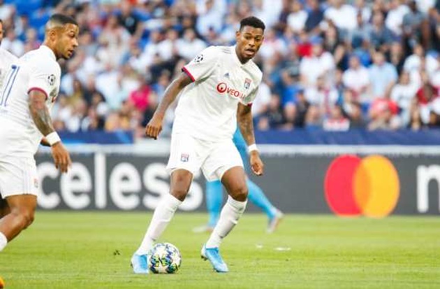 Chỉ có vỏn vẹn 6 trận khoác áo đội một Arsenal, Jeff Reine-Adelaide đến Angers năm ngoái. Mùa trước anh được giới mộ điệu đánh giá là một trong những cầu thủ trẻ người Pháp hay nhất. Lyon đã phải bỏ ra 25 triệu bảng để đưa Reine-Adelaide về.