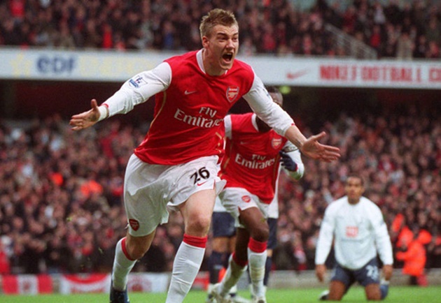 Nicklas Bendtner, tiền đạo Đan Mạch vẫn thường được người hâm mộ gọi vui với biệt danh "Lord (Chúa tể)" là ngôi sao trẻ nhất trong lịch sử Pháo Thủ lập hat-trick ở Champions League. Bendtner 3 lần phá lưới Porto khi mới 22 tuổi và 52 ngày.
