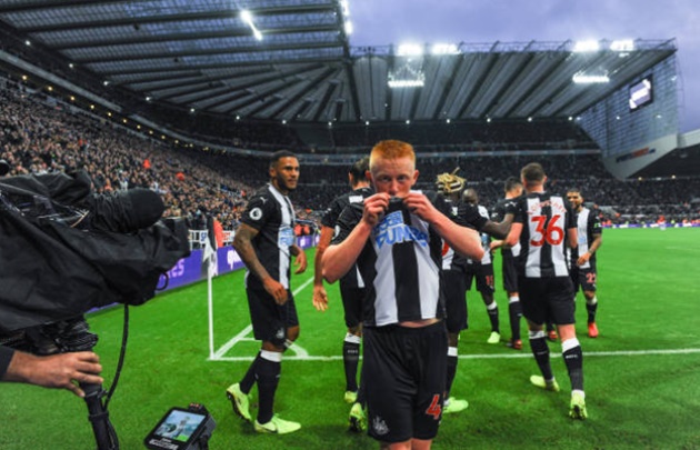 Tài năng tuổi teen ăn mừng phấn khích và hôn lên logo trên áo, thể hiện tình yêu với Newcastle.