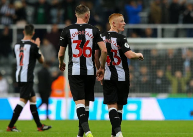 Đáng chú ý khi Bruce còn trao cơ hội ra mắt Premier League cho cả Matthew Longstaff. Người em mới 19 tuổi của Sean Longstaff bắt cặp với anh trai mình nơi tuyến giữa đội chủ nhà trong đội hình xuất phát.