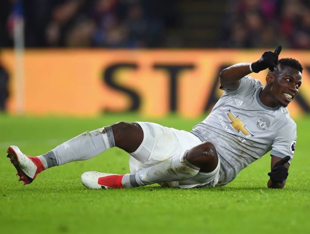 Từ đầu mùa, trụ cột Paul Pogba chỉ thi đấu 6 trận trong tổng số 11 trận trên tất cả đấu trường của đội chủ sân Old Trafford. 2 trận đấu gần nhất, tuyển thủ Pháp cũng hoàn toàn vắng mặt trong danh sách thi đấu. Điều này khiến không ít người đặt dấu hỏi về tình hình của Pogba.