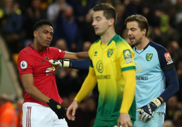 Phải một lúc sau, "màn dằn mặt" của người gác đền 31 tuổi mới kết thúc.