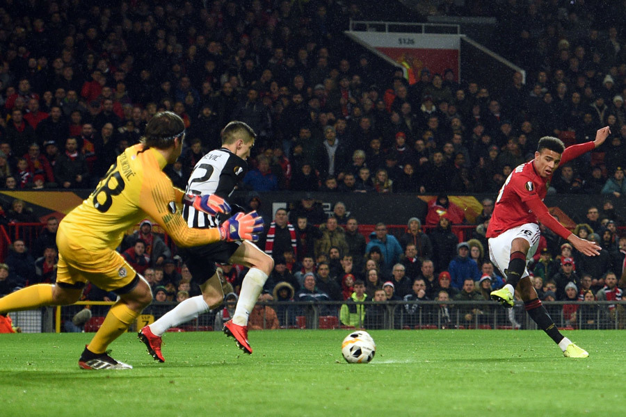 Thật không tầm thường khi một cậu nhóc 18 tuổi chen chân vào đội hình của Man Utd.