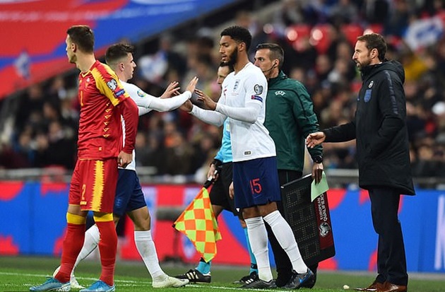Rạng sáng nay (15/11), tuyển Anh tiếp đón Montenegro trên sân nhà trong khuôn khổ vòng loại Euro 2020. Gomez ngồi dự bị và được tung vào sân thay thế Mason Mount ở phút 70.
