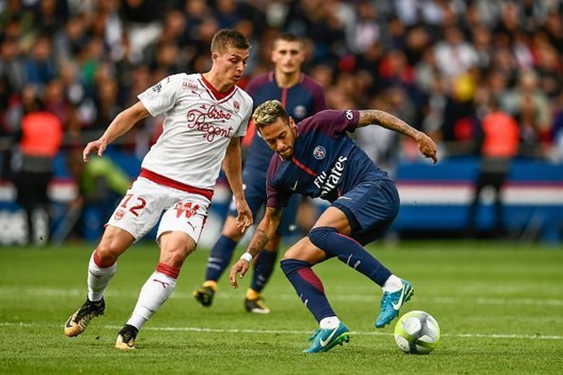Nổi danh với những pha bóng phô diễn kỹ thuật bóng bẩy, nhưng Neymar chỉ xếp thứ 10 trong danh sách, với 734 lần qua người thành công trong tổng số 1461 nỗ lực.