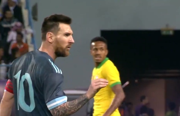 Messi sau đó còn ra dấu tay chỉ về phía Tite với cử chỉ biểu lộ yêu cầu người khác phải nhỏ miệng.