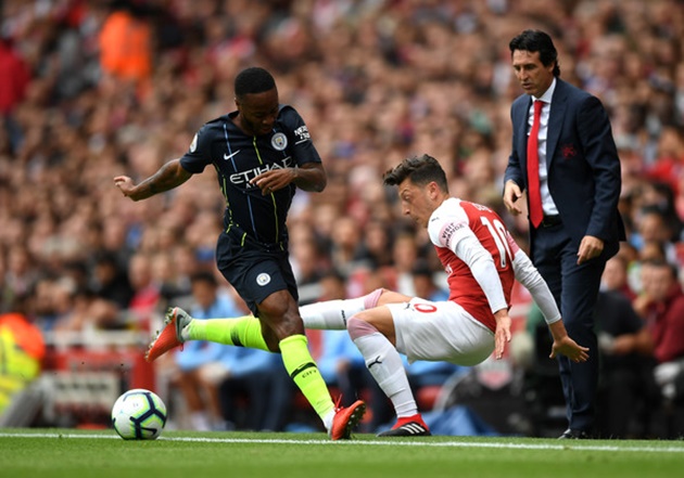 Ngày 12/08/2018, Emery ra mắt trong trận đấu chính thức đầu tiên ở Emirates, thuộc khuôn khổ vòng 1 Premier League 2018/19. Pháo thủ thất thủ 0-2 trước đương kim vô địch Manchester City.