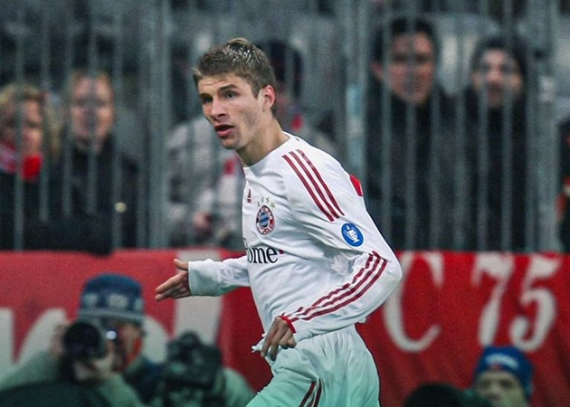 10. Thomas Muller (Bayern Munich) 19 tuổi. Là 1 người con xứ Bavaria đích thực, Muller giờ đã sở hữu 188 bàn ở CLB anh gắn bó 19 năm đến nay, kể từ ngày gia nhập học viện Hùm xám.
