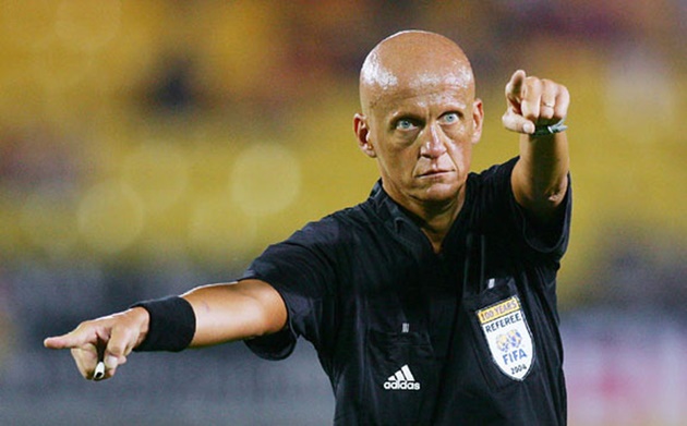 11. Pierluigi Collina. Vị vua áo đen nổi tiếng nghiêm khắc, nhưng cũng vô cùng tài năng.