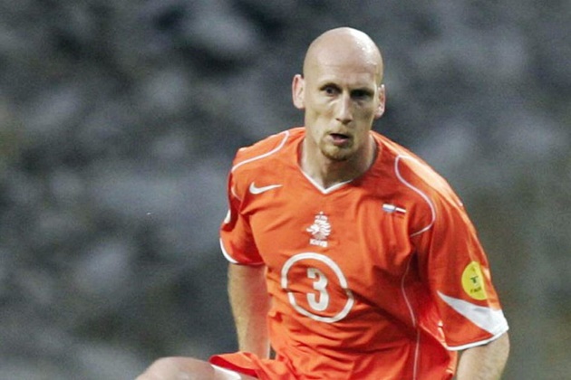 10. Jaap Stam. 1 người Hà Lan lừng danh khác, trung vệ thép trong cú ăn ba của Manchester United cách đây 20 năm.