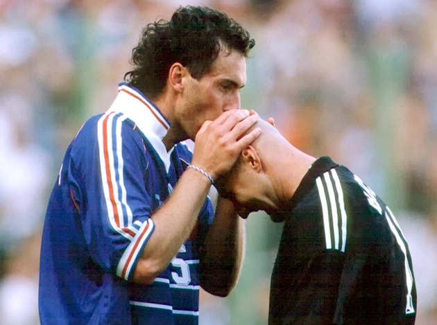 3. Fabien Barthez. Hình ảnh Laurent Blanc hôn lên chiếc đầu trọc của thủ môn tuyển Pháp tại World Cup 1998 là một trong những khoảnh khắc ấn tượng.