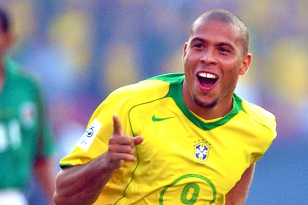 1. Ronaldo. 2 World Cup và 2 Quả bóng vàng thế giới, "Người ngoài hành tinh" là sát thủ đầu trọc gieo rắc kinh hoàng lên mọi hàng phòng ngự kiên cố nhất.