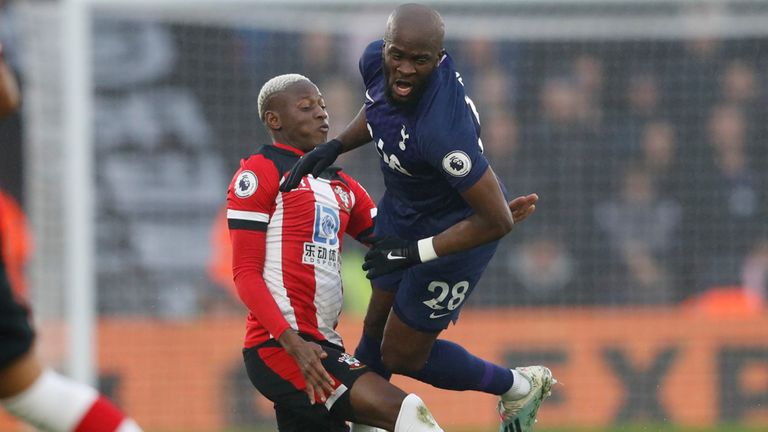 Ndombele sớm rời sân.
