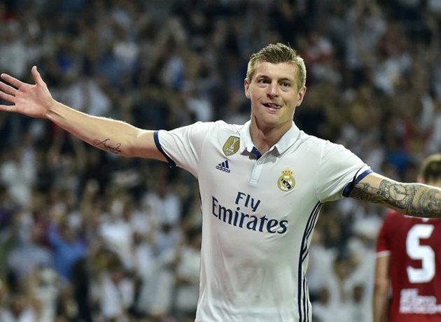 Tiền vệ: Toni Kroos. Vừa bước sang tuổi 30 cách đây 4 ngày, "Maestro người Đức" là một trong những bản hợp đồng thành công nhất trong lịch sử Los Blancos.