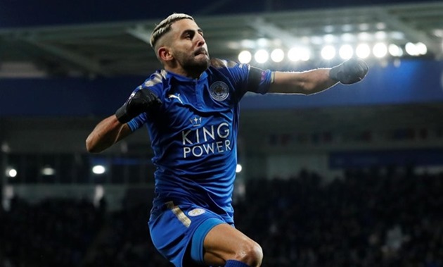 Tương tự Kante, Riyad Mahrez xứng đáng góp mặt trong danh sách những "món hời" ngoạn mục nhất không chỉ trong lịch sử Leicester, mà là cả Premier League. Cầu thủ xuất sắc nhất mùa 2015/16 chỉ có giá 450.000 bảng khi đặt chân đến Anh.