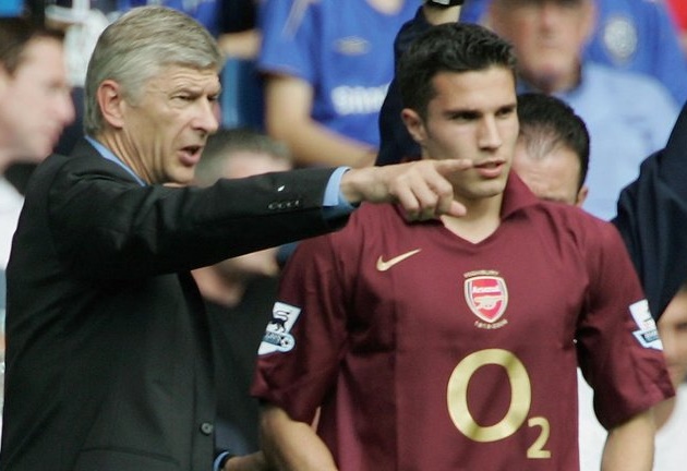 Ở vị trí mũi nhọn, HLV huyền thoại Arsenal - "Giáo sư" Arsene Wenger thể hiện sự tinh tường khi chiêu mộ sát thủ thượng thặng Robin Van Persie với số tiền 2,75 triệu bảng. Sau quyết định gia nhập kình địch Man United, Van Persie đã bị CĐV Pháo Thủ xem như kẻ phản bội "Judas".