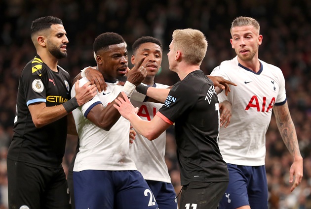 2- Oleksandr Zinchenko mới chỉ là cầu thủ Ukraine thứ hai bị truất quyền thi đấu trong 1 trận cầu Premier League.
