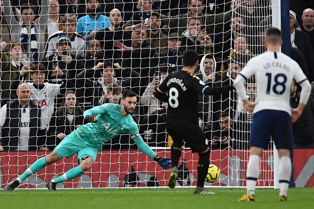3 - Kể từ khởi đầu Premier League mùa trước, không một thủ môn nào cản phá penalty thành công nhiều hơn Lloris (3 lần).