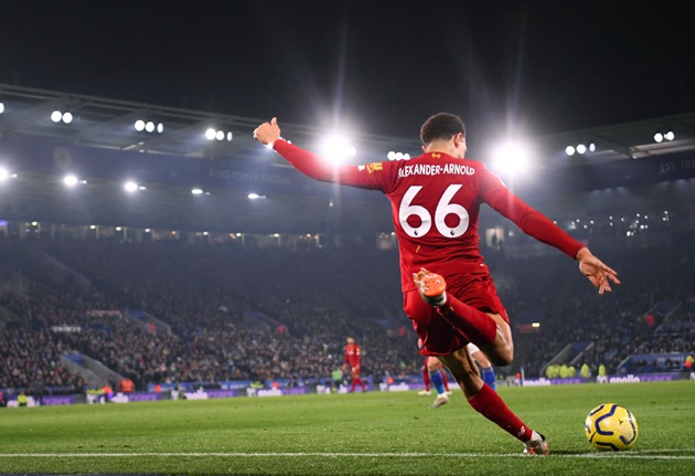 Hậu vệ phải: Trent Alexander-Arnold. Trụ cột Liverpool đang làm mưa làm gió trên bình diện Châu Âu với 11 đường dọn cỗ cho đồng đội lập công.