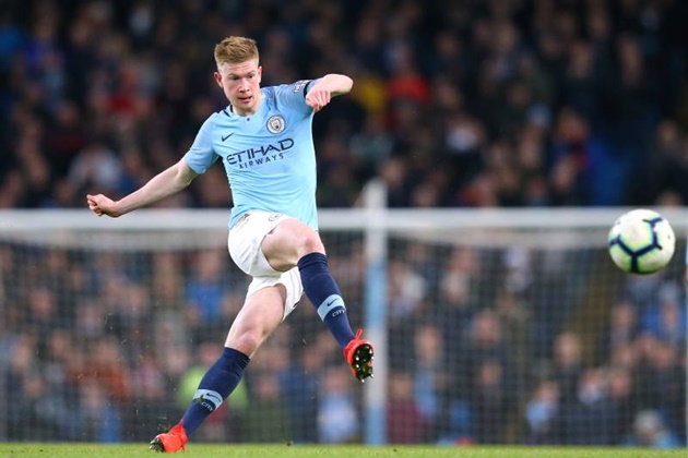 Tiền vệ công: Kevin De Bruyne. "Nhạc trưởng" Manchester City bùng nổ với 18 đường kiến tạo.