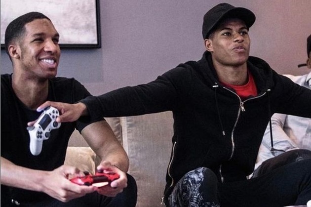 Người anh và cũng là người đại diện của chân sút chủ lực Man United - Marcus Rashford.