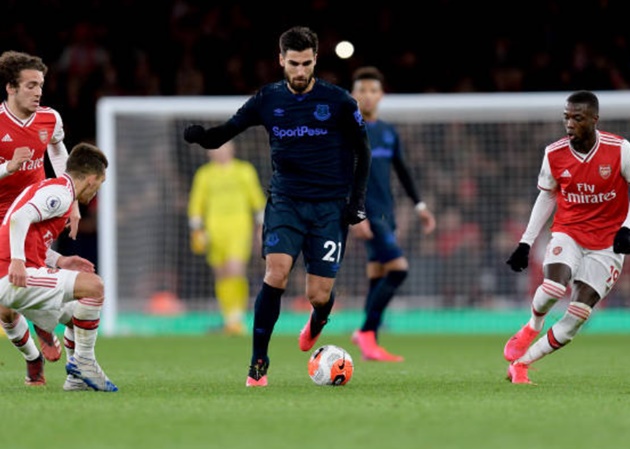 Mới trở lại sau chấn thương nghiêm trọng nhưng Gomes chẳng hề ngại ngần giữ bóng.