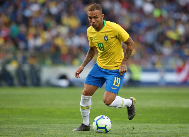 Kế đến là tiền đạo Brazil - Everton Soares (35 triệu euro). Sau kỳ Copa America bùng nổ năm ngoái, khá bất ngờ khi đến nay chân sút Selecao chưa xuất ngoại, mà vẫn khoác áo Gremio ở quê nhà.