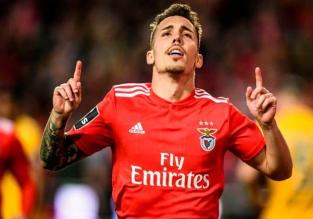 Cũng thi đấu ở vị trí hậu vệ trái và cũng có mức giá tương tự Tagliafico là Alejandro Grimaldo của Benfica. Ở tuổi 24, Grimaldo đang lọt vào mắt xanh của một loạt ông lớn.