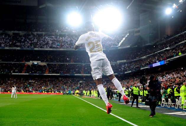 Tài năng Brazil đã phấn khích ăn mừng bàn thắng đầu tiên ở trận El Clasico giàu lịch sử bằng cú bay người lên không trung, tái hiện hình ảnh hào hùng của đàn anh Cristiano Ronaldo tại Santiago Bernabeu trước đây.