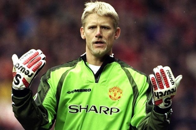 Thủ môn: Peter Schmeichel. Bỏ qua Edwin van der Sar, David De Gea, Iker Casillas hay Gianluigi Buffon, đồng đội cũ người Đan Mạch là lựa chọn của Paul Scholes.