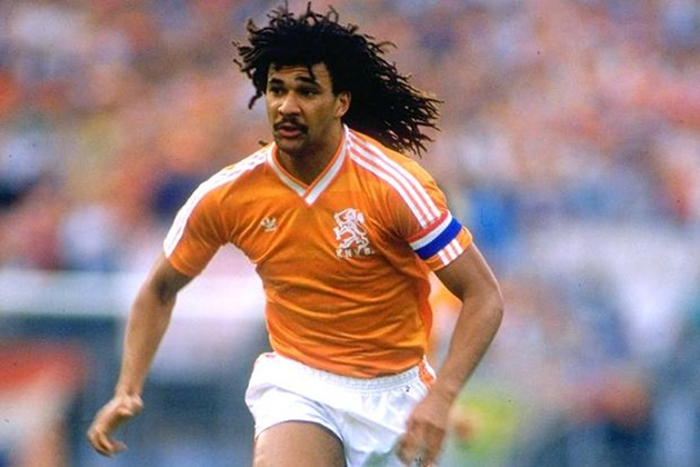 Tiền vệ: Ruud Gullit. 1 thành viên khác của "Bộ ba Hà Lan bay" từng làm mưa làm gió Châu Âu, bên cạnh Rijkaard và Marco van Basten.
