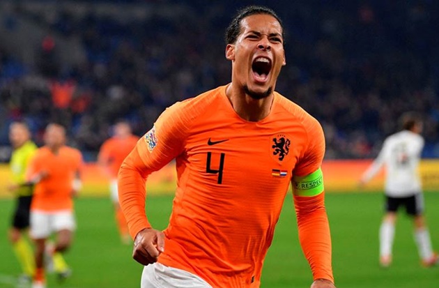Hậu vệ: Virgil Van Dijk. Phải 1 năm sau khi Hà Lan dự VCK World Cup 2014, Van Dijk mới được tạo điều kiện ra mắt ĐTQG. Đến kỳ World Cup 2018 thì Hà Lan lại lỡ hẹn. Tuy vậy với sự khởi sắc của "Cơn lốc màu da cam", hậu vệ đắt giá thứ 2 lịch sử bóng đá thế giới nhiều khả năng sẽ thỏa ước mơ ở World Cup 2022.