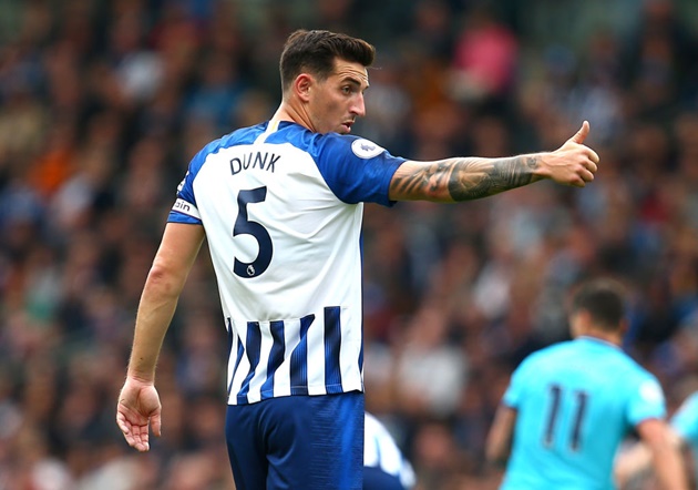 Lewis Dunk (Brighton) 10 năm. Trung vệ người Anh sửa soạn chạm ngưỡng 300 trận cho Seagulls.