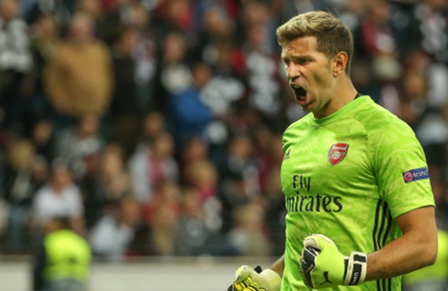 Emiliano Martínez (Arsenal) 8 năm. Gắn bó lâu nhưng tính đến thời điểm hiện tại, thủ thành 27 tuổi người Argentina mới xuất hiện ở Premier League 6 lần.