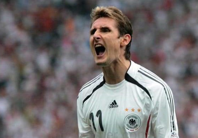 Cây làm bàn vĩ đại nhất mọi thời đại trong lịch sử World Cup là Miroslav Klose. Cựu công thần tuyển Đức chạm ngưỡng 16 pha lập công, qua 24 trận góp mặt ở các vòng chung kết.