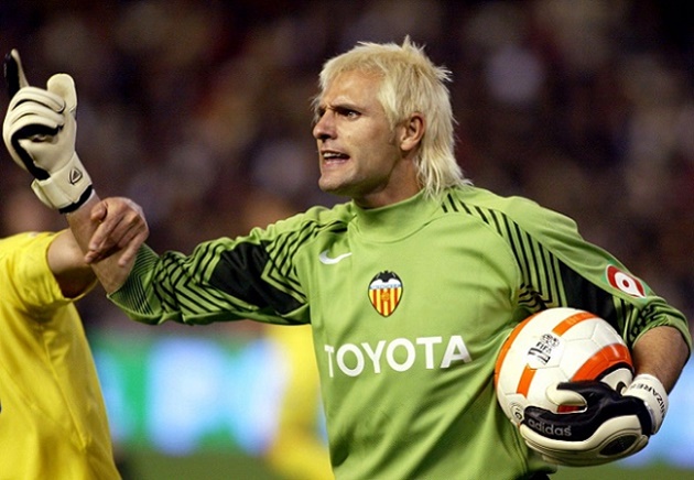 10. Santiago Canizares. Thủ môn với cá tính mạnh mẽ cùng mái tóc dài ấn tượng từng khoác áo Real Madrid và Valencia có tổng cộng 28 trận giữ sạch lưới tại Champions League.