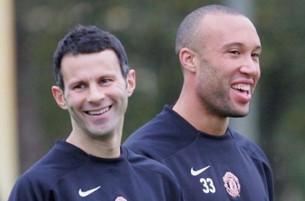 Đáng chú ý khi gương mặt còn lại ở trung tâm bộ tứ vệ không phải "cạ cứng" nổi tiếng của Ferdinand là Nemanja Vidic. Trang chủ Manchester United cho hay cựu hậu vệ người Pháp - Mikael Silvestre bất ngờ có số lần ra sân bên cạnh Giggs nhiều hơn cả Vidic. Silvestre khoác áo Quỷ Đỏ 9 năm, trước khi chuyển sang Arsenal.