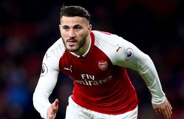 Hậu vệ: Sead Kolasinac. Tuyển thủ Bosnia & Herzegovina gây ấn tượng mạnh khi đánh lui 2 tên cướp, bảo vệ đồng đội Mesut Ozil năm ngoái.