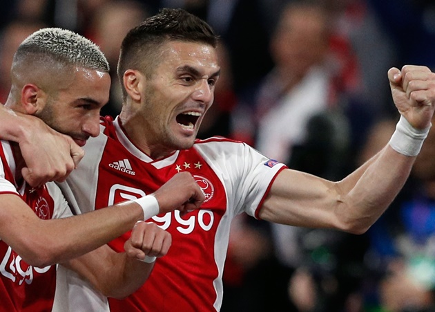 Top 1: Dusan Tadic - 18 kiến tạo. Tuy vẫn giữ được phong độ đỉnh cao, học trò cũ của HLV Erik Ten Hag lại không thể giúp Ajax Amsterdam thoát khỏi một mùa giải trắng tay.