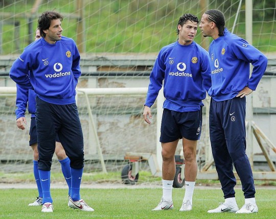 Evra hé mở mâu thuẫn giữa Ronaldo với Van Nistelrooy.