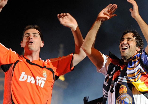 Tại thủ đô Madrid của Tây Ban Nha, Real tự hào có 2 tên tuổi đình đám qua 11 năm (1999-2010) là "Thánh" Iker Casillas và "Chúa nhẫn" Raul Gonzalez.