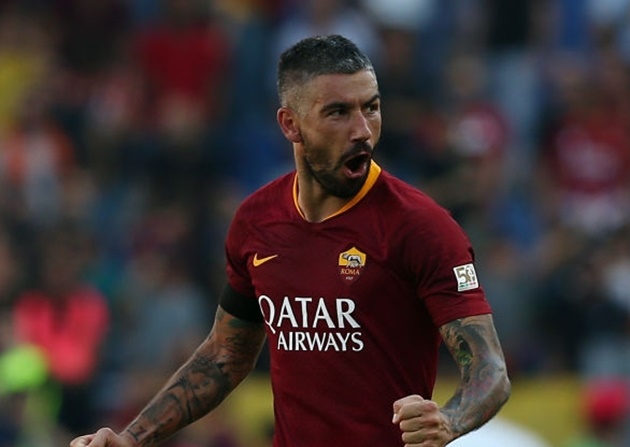 Năm nay đã 34 tuổi nhưng cựu sao Manchester City - Aleksandar Kolarov vẫn đang thể hiện bản lĩnh trong màu áo AS Roma. Từ đầu mùa, tuyển thủ Serbia đóng góp 6 bàn.