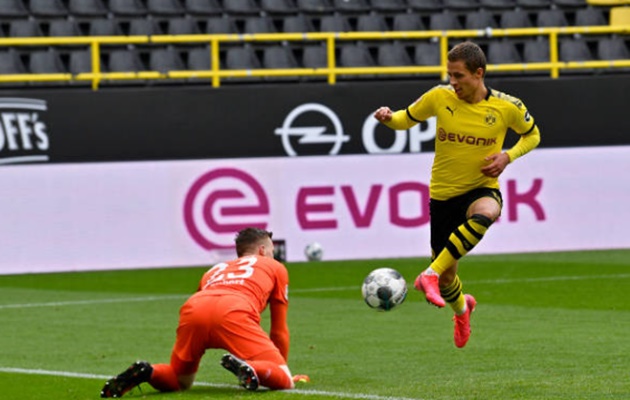 Sang hiệp hai, Schalke tiếp tục sụp đổ. Chỉ 4 phút sau giờ nghỉ, đội chủ nhà tổ chức phản công thần tốc. Sau khi đập nhả với Haaland, Brandt có lần thứ hai dọn cỗ cho đồng đội lập công. Lần này người điền tên lên bảng điện tử là Hazard.