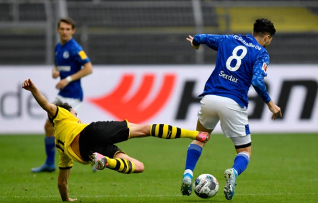 Đúng với tính chất cuộc đụng độ giữa 2 kình địch truyền kiếp, trận cầu diễn ra quyết liệt với tốc độ cao ngay từ phút đầu tiên.