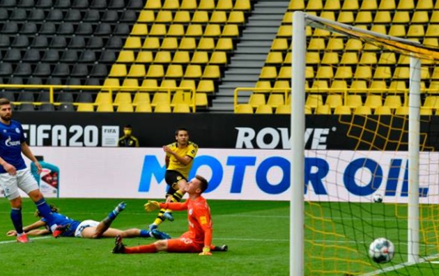 Cuối hiệp một, Schalke thêm 1 lần ôm hận. Tận dụng sai lầm phát bóng của thủ thành Markus Schubert, Dortmund lập tức triển khai bóng tấn công. Brandt là người kiến tạo để Raphael Guerreiro xâm nhập vòng cấm, sút chéo góc nhân đôi cách biệt.