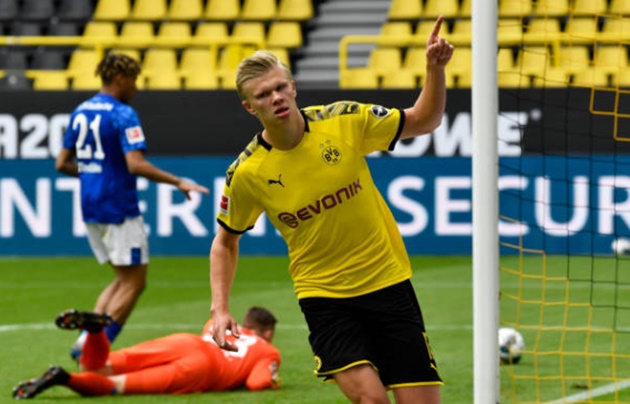 Xuất phát từ cú đánh gót điệu nghệ của Julian Brandt, Thorgan Hazard thoát xuống bên hành lang phải. Em trai của Eden Hazard quan sát nhanh rồi tạt bóng chính xác vào vòng cấm, để Erling Braut Haaland bức tốc đệm bóng mở tỷ số.