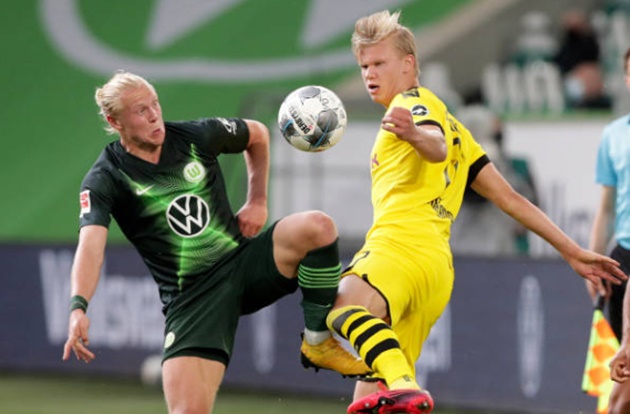 Phút 90+1, Haaland có cơ hội trong vòng cấm Wolfsburg, nhưng không thể khống chế thành công, để bóng ra biên.